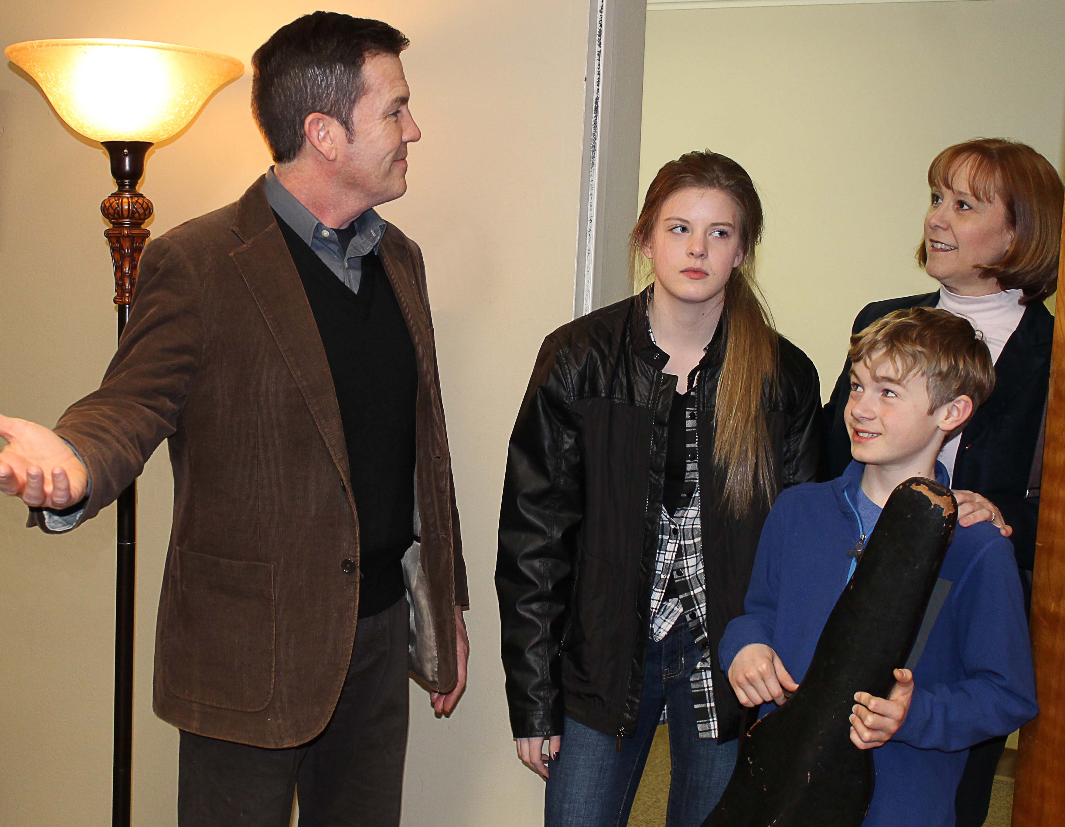 Ivan welcomes Mrs. Johnson and her kids to the Batonovic apt. for the first time. 