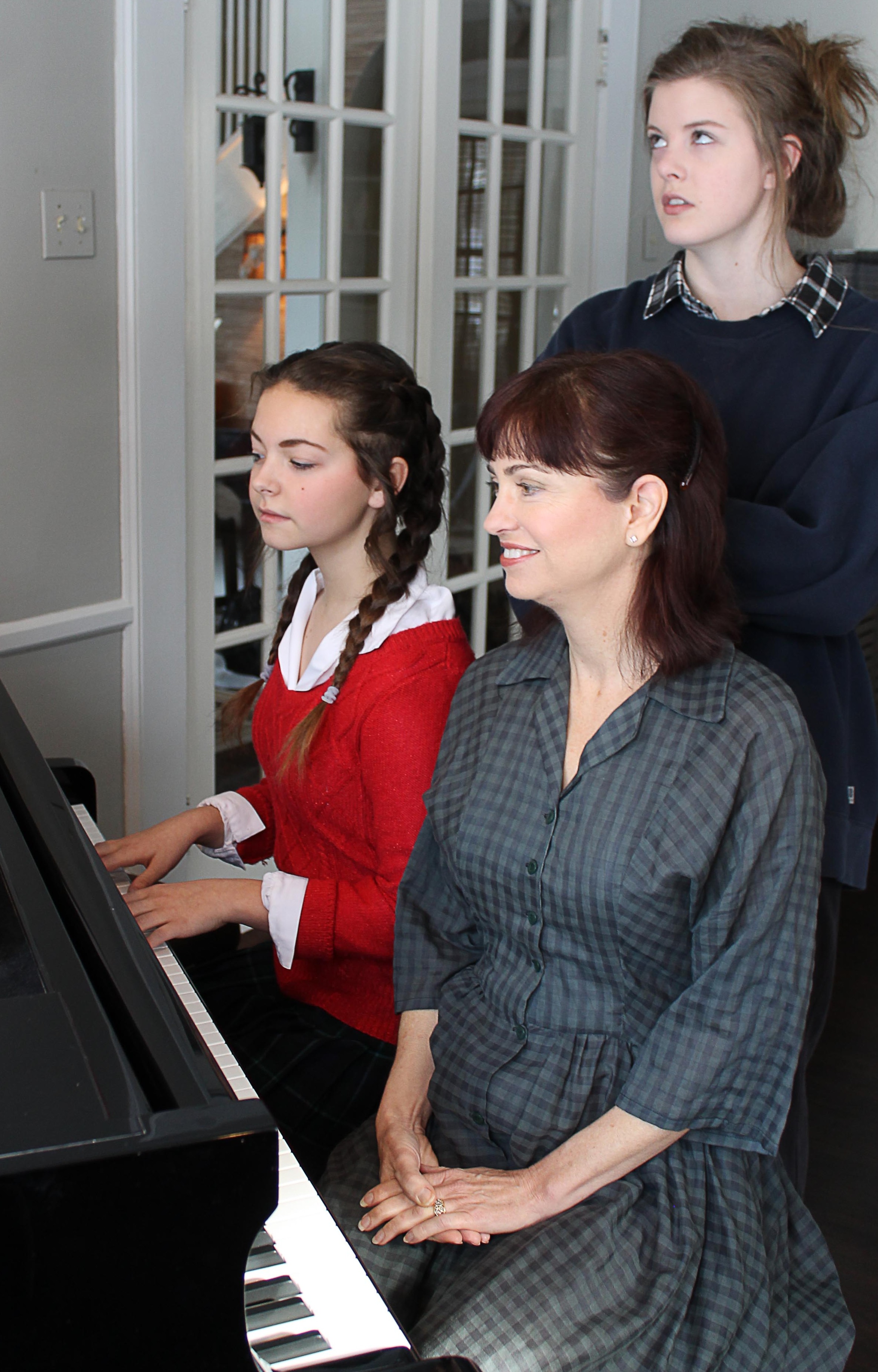 Maja and Irena at piano, Kat unenthusiastic
